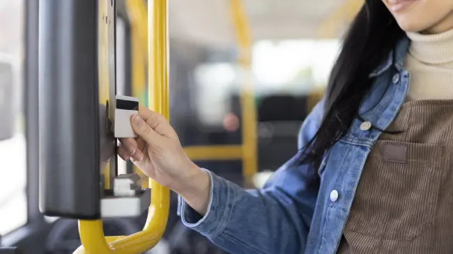 Estos son los detalles acerca de la Beca de Transporte para Universitarios en CDMX. Foto: Freepik.