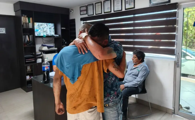 Jesús volvió con su familia después de 9 años gracias a las Madres Buscadoras en Sonora Después de casi 10 años, Jesús y su hermano pudieron volver a abrazarse. Foto: Madres Buscadoras de Sonora