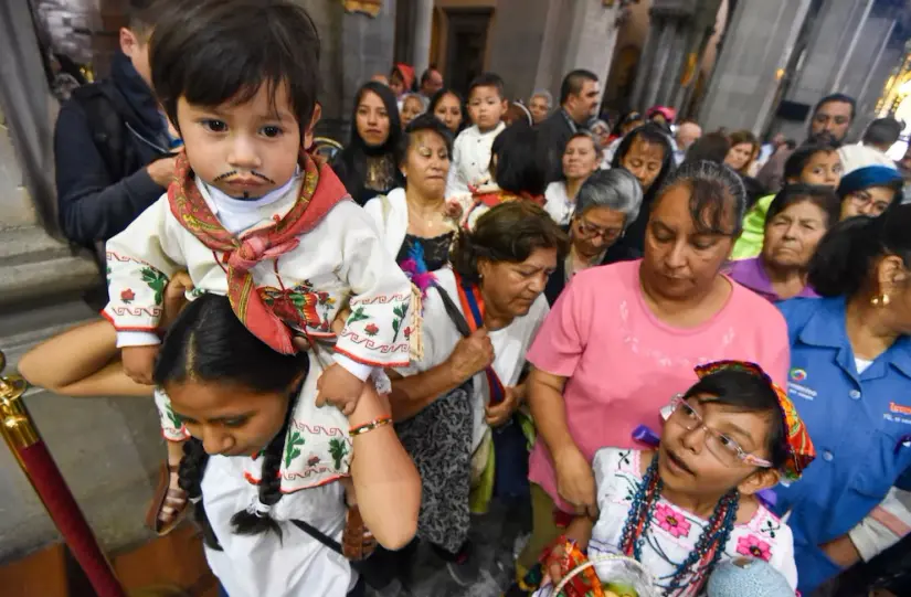 Los niños se visten con trajes típicos indígenas representado la importancia de estos pueblos. Foto: Cuartoscuro. Los niños se visten con trajes típicos indígenas representado la importancia de estos pueblos. Foto: Cuartoscuro.