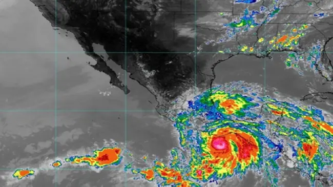 Huracán Erick sube a categoría 2 en tiempo récord y se dirige a Guerrero y Oaxaca.