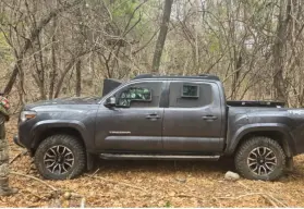 Ejército decomisa una camioneta Tacoma blindada y cartuchos en Culiacán