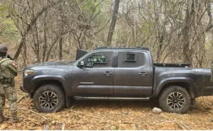 Ejército decomisa una camioneta Tacoma blindada y cartuchos en Culiacán