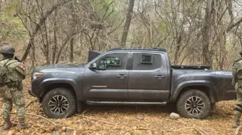 Ejército decomisa una camioneta Tacoma blindada y cartuchos en Culiacán
