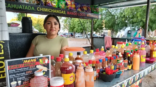 Vero atiende su negocio de snacks en el Parque Santa Cristina, ubicado por el bulevar California, a una cuadra del tinaco del agua, a partir de las 5 de la tarde. | Imágenes de Francisco Castro