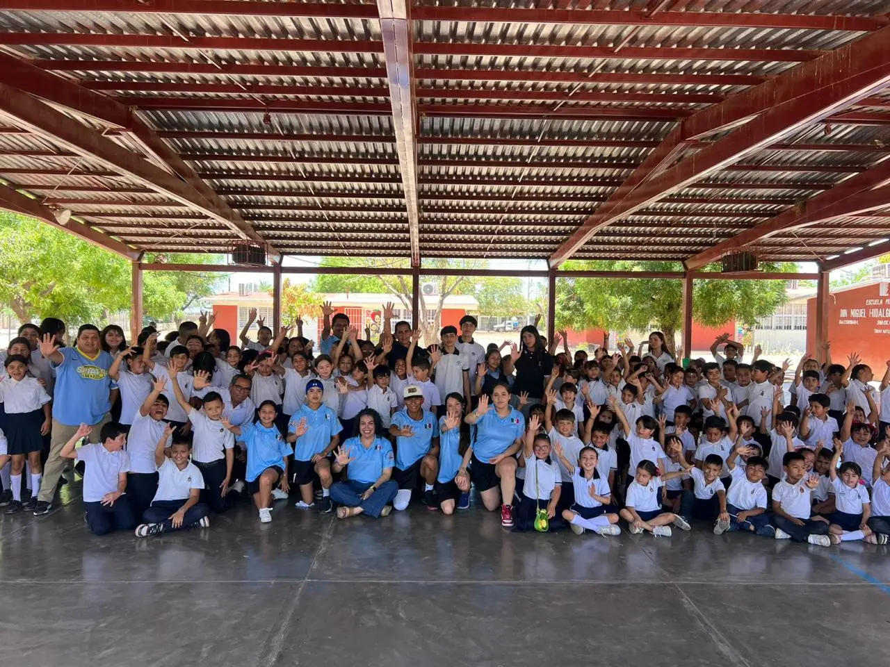 Niños y niñas de Navolato reciben las clínicas de Beisboll5 para conocer este deporte tan apasionante.