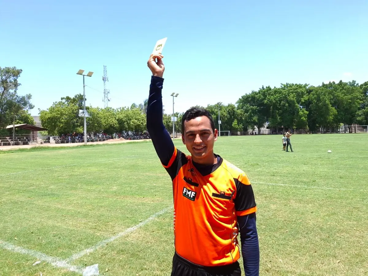 Óscar Uriel López, el árbitro que hace del futbol una tradición dominical en Villa Juárez