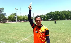 Óscar Uriel López, el árbitro que hace del futbol una tradición dominical en Villa Juárez