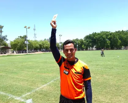 Óscar Uriel López, el árbitro que hace del futbol una tradición dominical en Villa Juárez