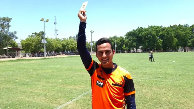 Domingos futboleros de Villa Juárez, Navolato con el árbitro Óscar Uriel López