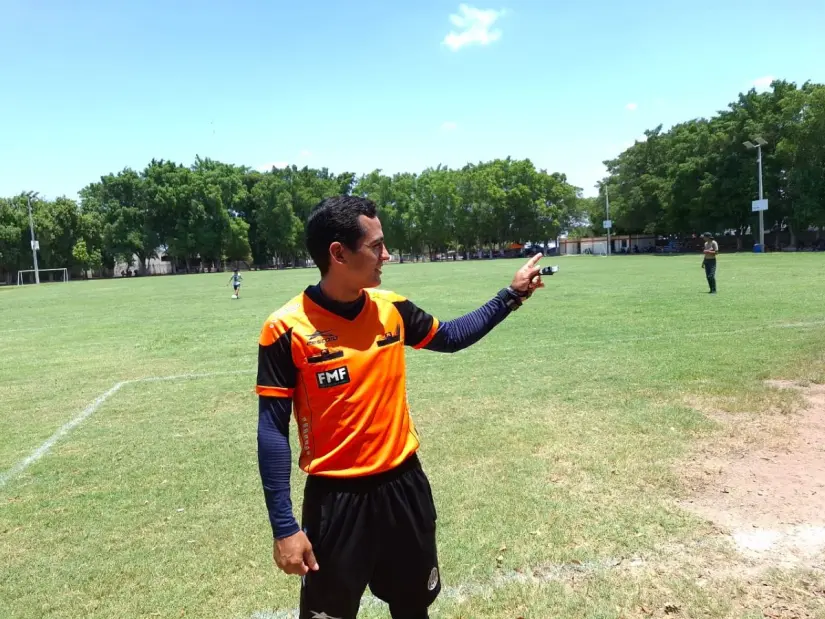 El árbitro Óscar Uriel López Orduño una mano a la diversión en los encuentros futboleros de Villa Juárez El árbitro Óscar Uriel López Orduño una mano a la diversión en los encuentros futboleros de Villa Juárez