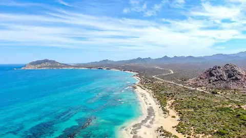 Playa La Máquina en Todos Santos, una de las tantas que reciben a las tortugas para su proceso de anidación. Foto: Cortesía. Playa La Máquina en Todos Santos, una de las tantas que reciben a las tortugas para su proceso de anidación. Foto: Cortesía.