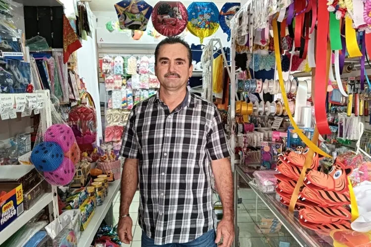 Julio César y su papelería La Esquina, un negocio familiar que resiste y se adapta en Zona Dorada
