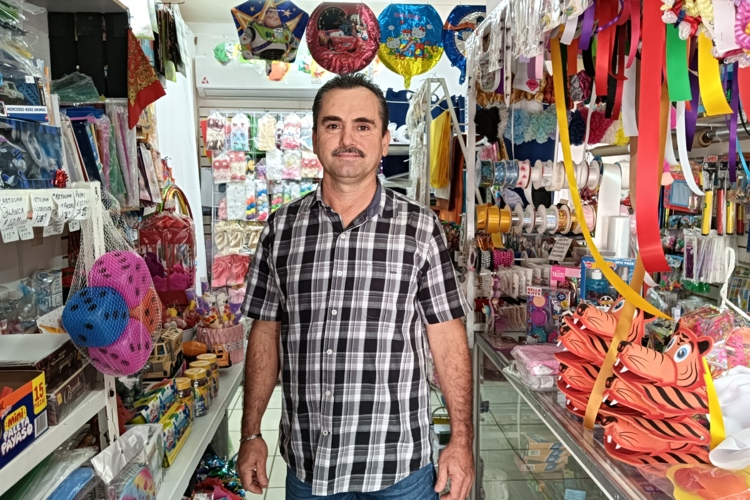 Julio César y su papelería La Esquina, un negocio familiar que resiste y se adapta en Zona Dorada