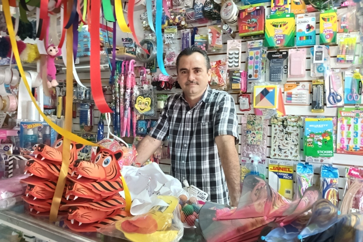 Julio César y su papelería La Esquina, un negocio familiar que resiste y se adapta en Zona Dorada
