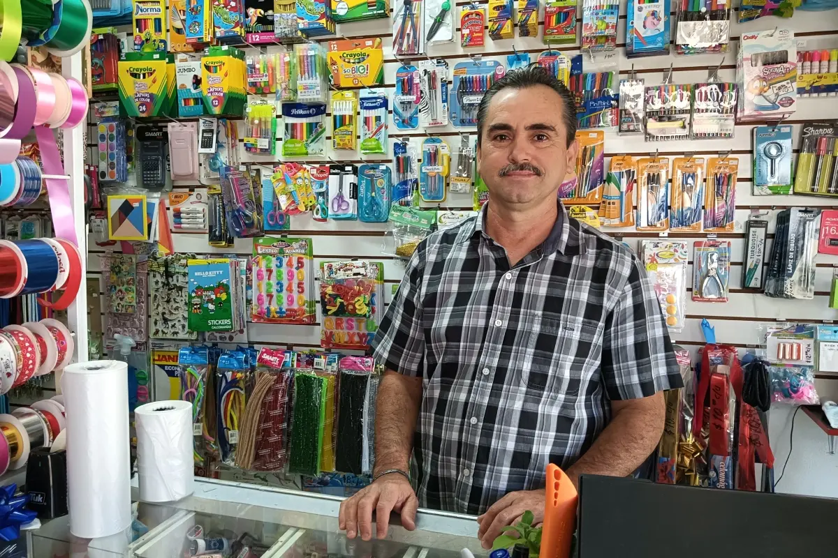 Julio César y su papelería La Esquina, un negocio familiar que resiste y se adapta en Zona Dorada
