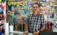 Julio César y su papelería La Esquina, un negocio familiar que resiste y se adapta en Zona Dorada
