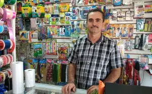 Julio César y su papelería La Esquina, un negocio familiar que resiste y se adapta en Zona Dorada