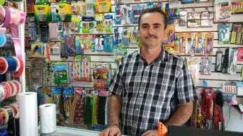 Julio César y su papelería La Esquina, un negocio familiar que resiste y se adapta en Zona Dorada