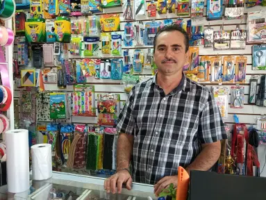Julio César y su papelería La Esquina, un negocio familiar que resiste y se adapta en Zona Dorada