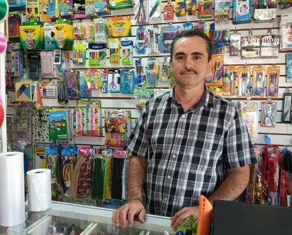 Julio César y su papelería La Esquina, un negocio familiar que resiste y se adapta en Zona Dorada
