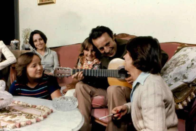 imagen recuadro Roberto Gomez Bolaños y Graciela Fernandez con sus hijos Foto: @ElAguila_Gomez (X)