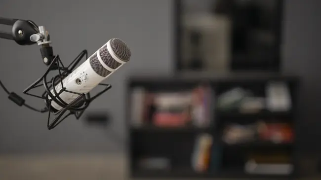 ¿Sueñas con grabar tus propias canciones, producir beats o lanzar un podcast desde casa? Hoy en día, montar un estudio de grabación casero es más accesible que nunca.