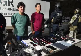 Detienen a dos en Culiacán con arsenal, 47 celulares, fentanilo y 79 mil pesos 