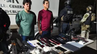 Detienen a dos en Culiacán con arsenal, 47 celulares, fentanilo y 79 mil pesos 