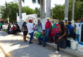 Cientos de jornaleros agrícolas migran de Villa Juárez a Delicias, Chihuahua, ante fin de temporada hortícola en Sinaloa