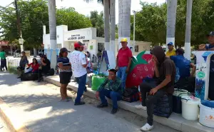 Cientos de jornaleros agrícolas migran de Villa Juárez a Delicias, Chihuahua, ante fin de temporada hortícola en Sinaloa