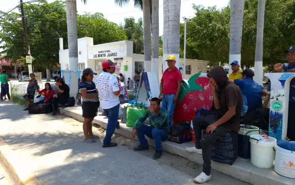 Cientos de jornaleros agrícolas migran de Villa Juárez a Delicias, Chihuahua, ante fin de temporada hortícola en Sinaloa