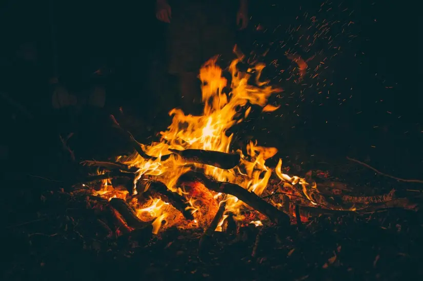 imagen recuadro En algunas partes del mundo en la Noche de San Juan se enciende una hoguera con el fin de de traer buenas energías Foto: Pixabay