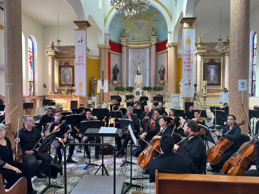 La música instrumental llenó el recinto de serenidad y fue un deleite para quienes lo escucharon. La música instrumental llenó el recinto de serenidad y fue un deleite para quienes lo escucharon.