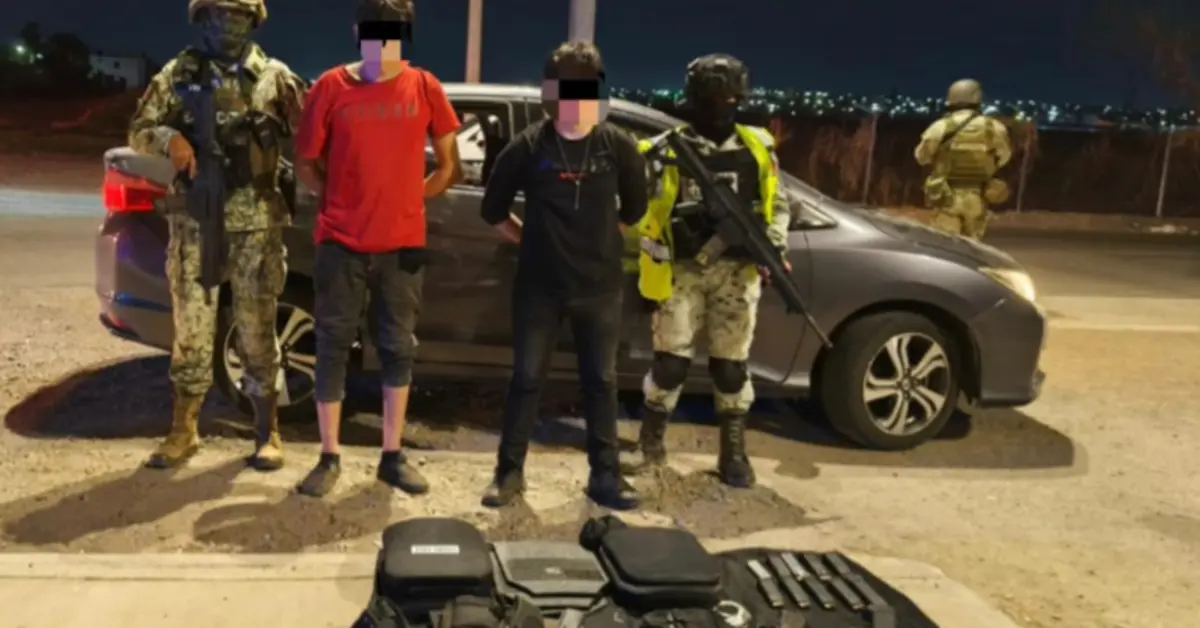 En Culiacán, autoridades detienen a 2 personas con armas, droga y carro robado