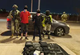 En Culiacán, autoridades detienen a 2 personas con armas, droga y carro robado