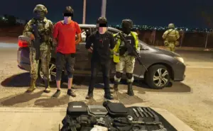 En Culiacán, autoridades detienen a 2 personas con armas, droga y carro robado