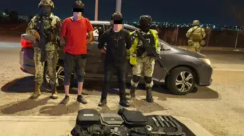 En Culiacán, autoridades detienen a 2 personas con armas, droga y carro robado