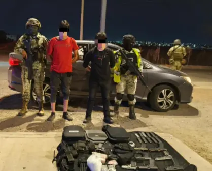 En Culiacán, autoridades detienen a 2 personas con armas, droga y carro robado