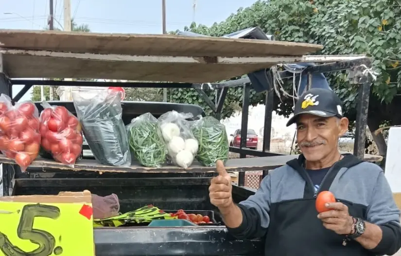 Con la venta de sus verduras a precios accesibles es un apoyo para otros emprendedores. Con la venta de sus verduras a precios accesibles es un apoyo para otros emprendedores.