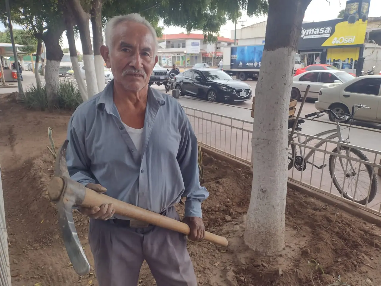 Hilario Miranda Sánchez es de Tlaxcala, pero en Navolato ha encontrado una nueva vida. Pasa sus días manteniendo los jardines de la Plazuela Vicente Guerrero.