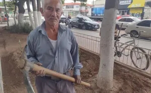 Tiene 66 años y no deja de trabajar. La historia de don Hilario en la plazuela de Navolato