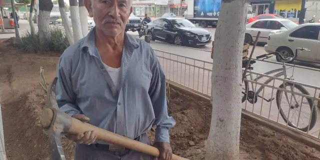 Tiene 66 años y no deja de trabajar. La historia de don Hilario en la plazuela de Navolato