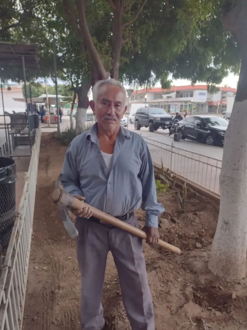 Con mucho ánimo don Hilario llega cada día a realizar su trabajo limpiando el jardín de la Plazuela Vicente Guerrero.