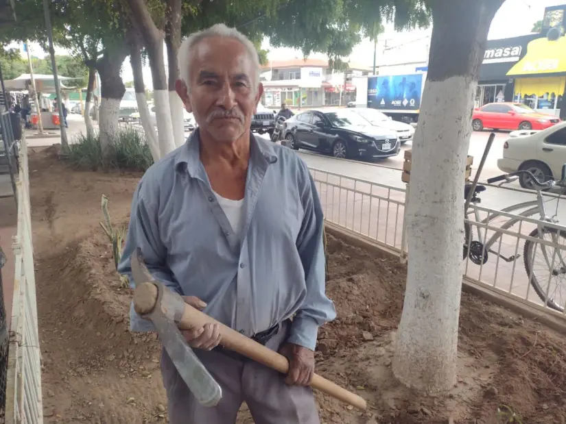 Don Hilario siempre está atento a las necesidades de la Plazuela Vicente Guerrero.