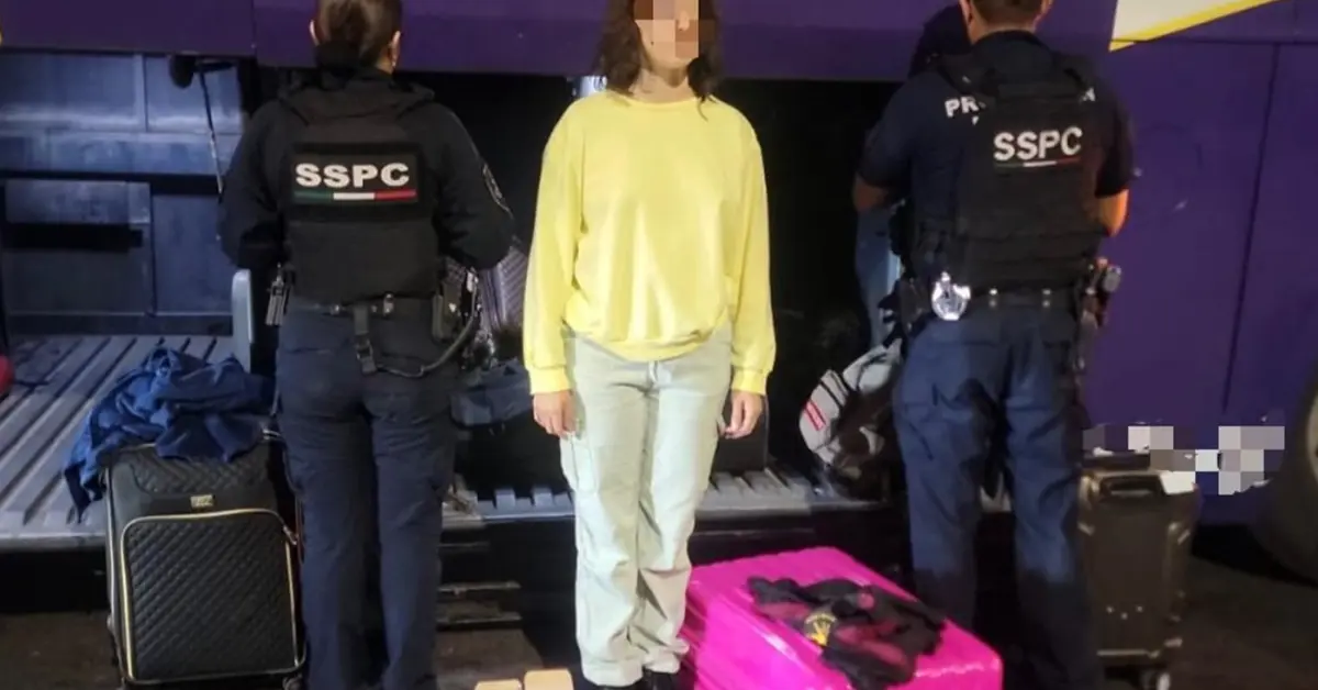Detienen a mujer con maleta color rosita repleta de cartuchos en autobús de Culiacán