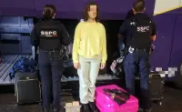 Detienen a mujer con maleta color rosita repleta de cartuchos en autobús de Culiacán