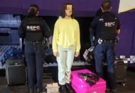 Detienen a mujer con maleta color rosita repleta de cartuchos en autobús de Culiacán