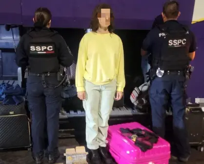 Detienen a mujer con maleta color rosita repleta de cartuchos en autobús de Culiacán