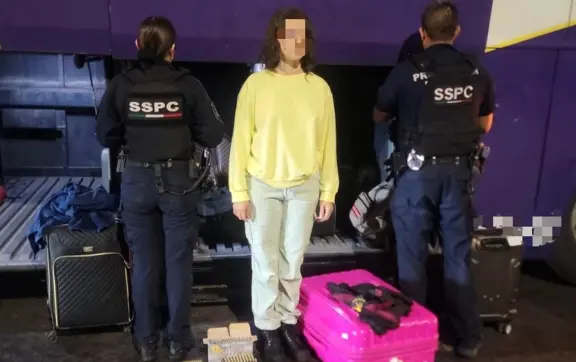 Detienen a mujer con maleta color rosita repleta de cartuchos en autobús de Culiacán