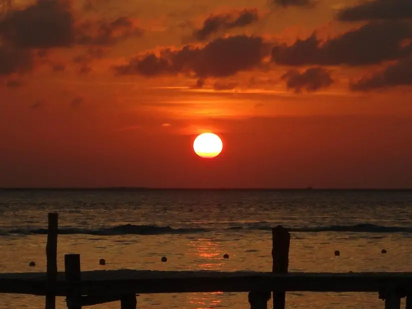 imagen recuadro Isla Mujeres y playas que visitar son sargazo este 2025 / Atardecer en la Playa Norte Foto: Tripavisor